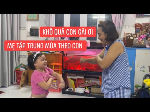 Trà Sữa hướng dẫn mẹ Ngọc và cha Khương Dừa múa siêu dễ thương, mà cô giáo Trà Sữa khó tánh quá…