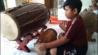 Belajar kendang sambil manyun 😁