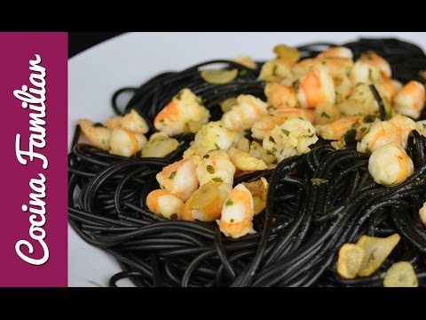 Espaguetis al nero de sepia con gambas al ajillo | Javier Romero