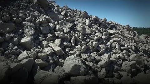 Cat® Performance Cutting Edges on D8T Bulldozer Help Reduce Grading, Improve Material