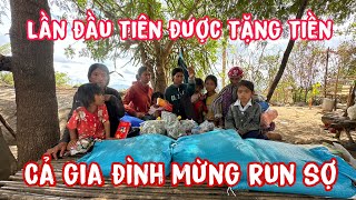 Cả Gia Đình Người Đồng Bào Nghèo Khổ Run Sợ Vì Lần Đầu Tiên Được Tặng Tiền