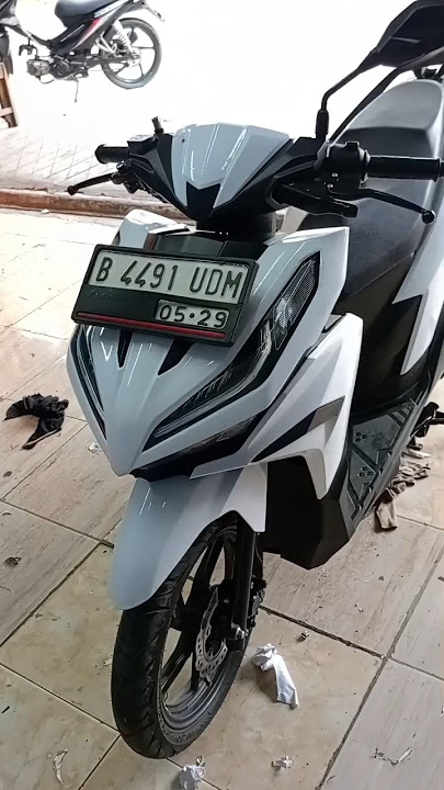 Warna Putih Glossy * Full Body Proses Pasang Skotlet - Sticker Motor Honda Vario 125