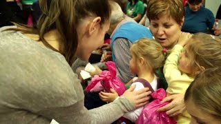 Mikulás a Heim Pál Gyermekkórházban
Nektek, a Mary PopKids és az Ötkert összefogásának köszönhetően jutottunk el a Heim Pál Gyermekkórházba, ahol a gyerekeknek szétosztottunk több mint 200 db ajándékcsomagot (Mikulás küldte), amit a Régió Játéknak is nagyon köszönünk!
Sikerült eljuttatnunk a vásárolt játékokból több mint 100 db-ot a Pető Intézetbe és a Hűvösvölgyi Gyermekotthonba is.
KÖSZÖNJÜK A TÁMOGATÁSOTOKAT!
MARY POPKIDS
https://www.facebook.com/marypopkids
ÖTKERT
https://www.facebook.com/otkert
Operatőr, vágó: Balogh Péter
KELLEMES ÜNNEPEKET! Mikulás a Heim Pál Gyermekkórházban