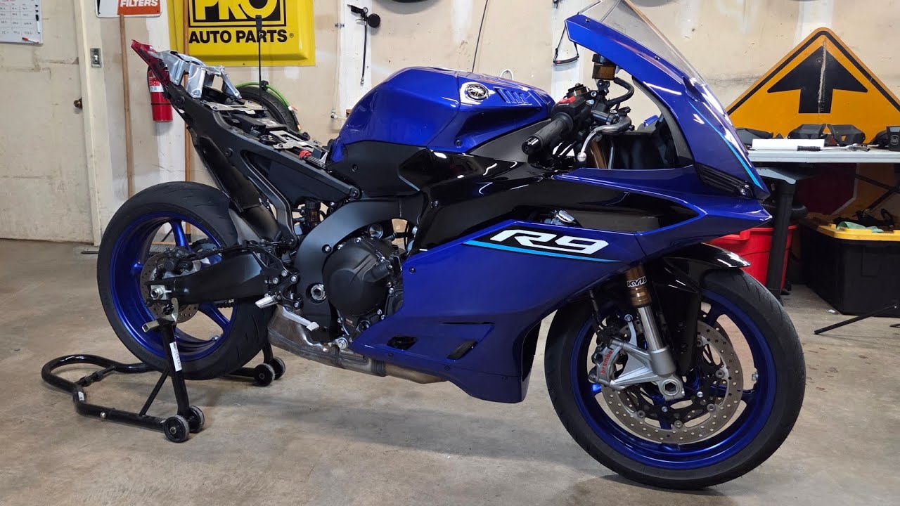 Yamaha R9. Getting the bike ready for tail tidy and mirror blockoffs ...