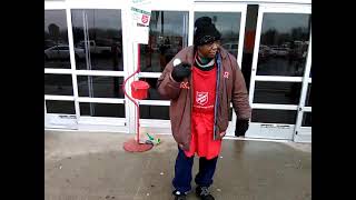 SALVATION ARMY BELL RINGER SINGING IN THE RAIN! INCREDIBLE VIDEO CHRISTMAS SPIRIT HOLIDAY VIBE SONG