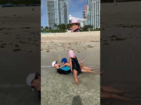 Счастливые Наоми и Дэвид играют с папой на пляже. Забавное детское видео!