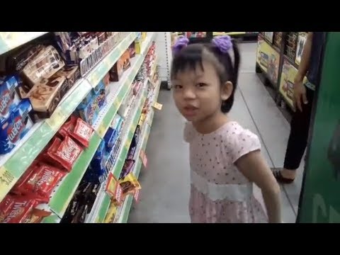 Asiknya jalan ke supermarket Jennifer belanja dulu ya