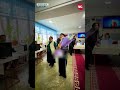 Долг прежде всего – невеста проголосовала в день свадьбы