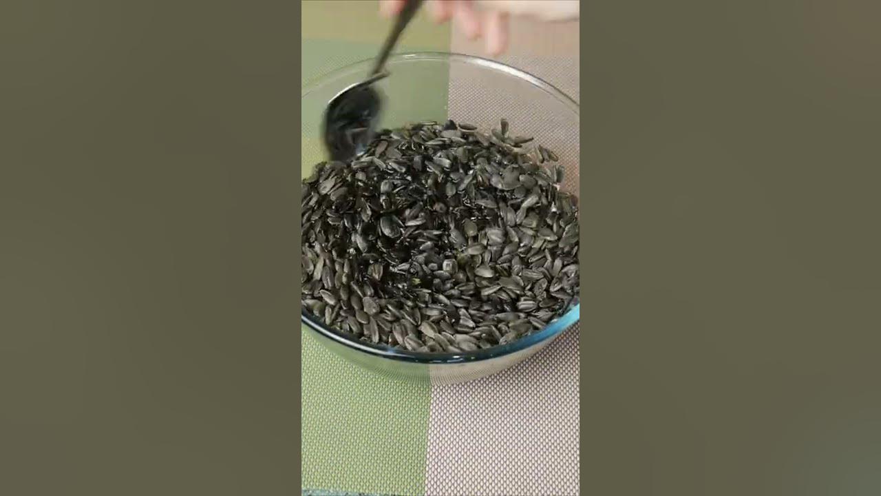 Как приготовить семечки из подсолнуха. Жареные семечки с солью. семечки с солью на столе. пожарить семечки на сковороде. семечки жарко.