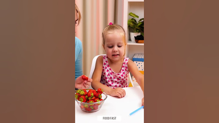 Easy strawberry eating 🍓 Kid-friendly food hack