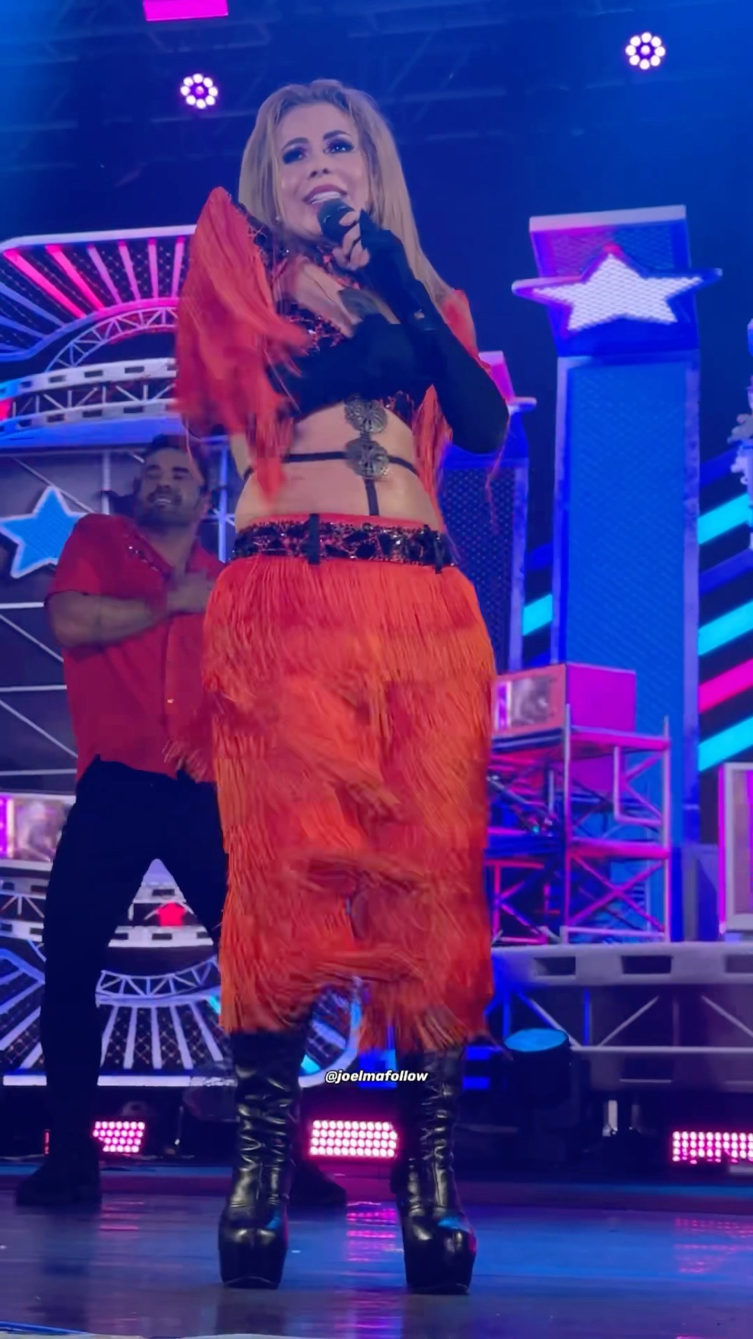 Joelma cantando Cavalo Manco