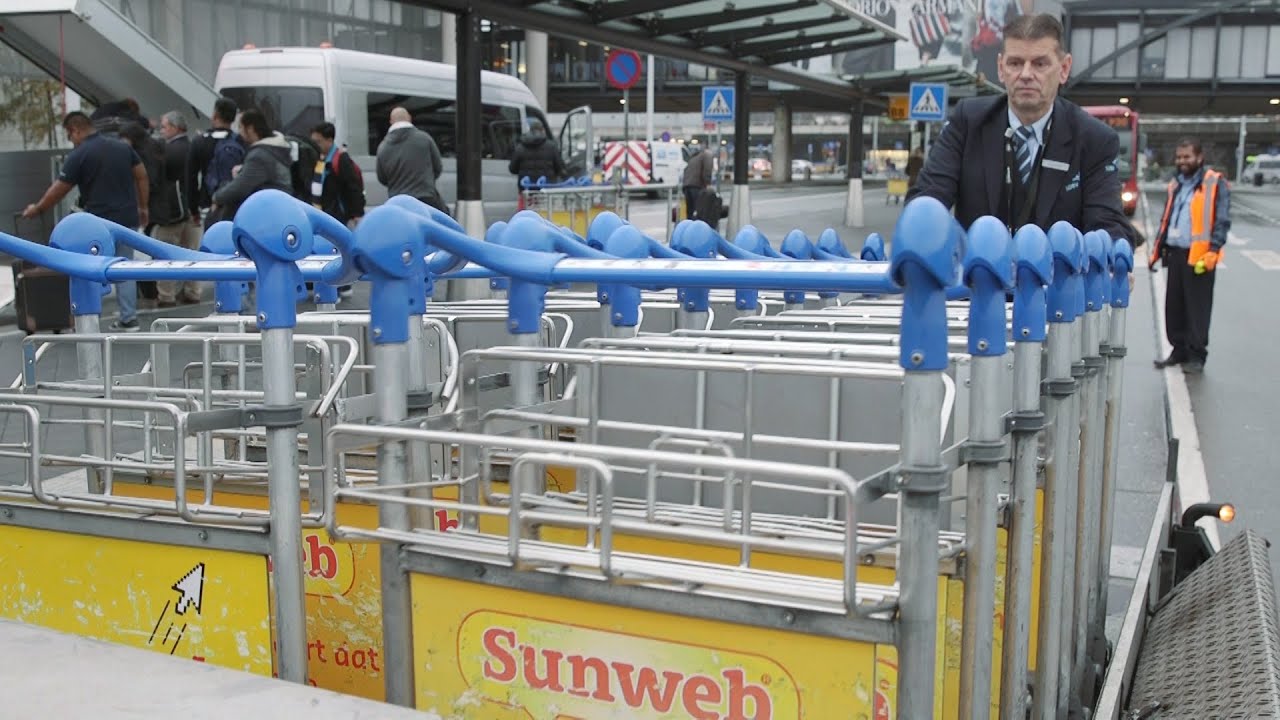 een beetje vleet Stal Bagagekarretjes op Schiphol - YouTube