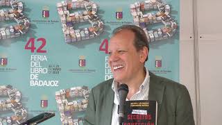 Fernando Rueda visita la Feria del Libro de Badajoz