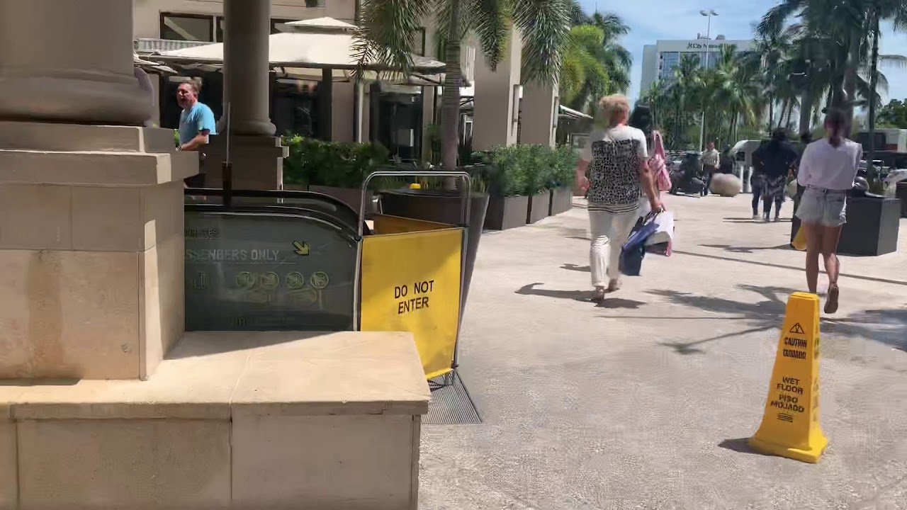 EPIC FAIL Schindler outdoor escalator @ Aventura Mall Aventura, FL