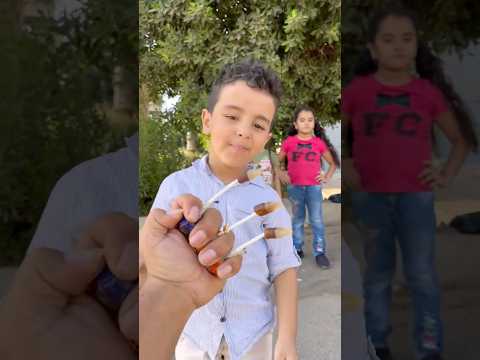 الاطفال الحلوين المبسوطين أكلين الجيلي كولا و 
