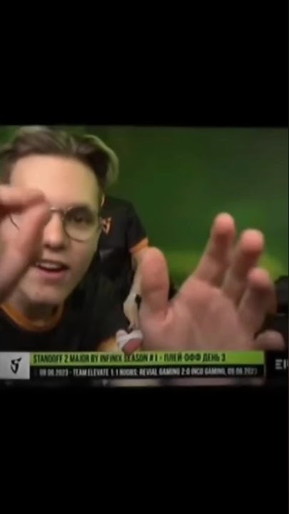 Симпл расписывается на камере wallpaper. Симпл автограф на камере. Нави кс го 2021. S1mple faceit. S1mple paris major.