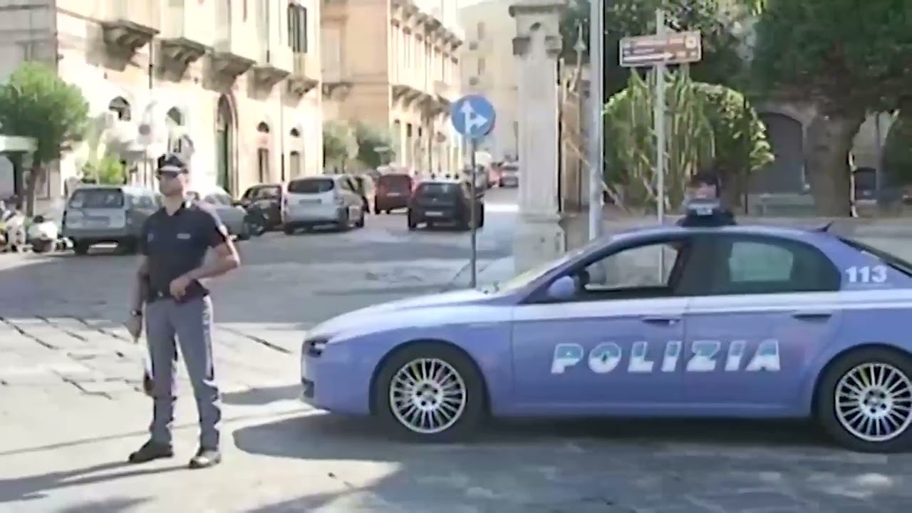 Mazza di ferro e droga in auto: denunciato 21enne