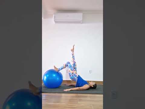 Exercícios de Pilates com bola para bumbum caído. #pilatesemcasa #pilatescombola #gluteos