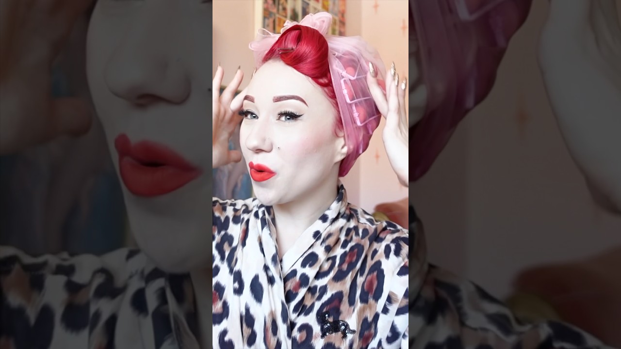 Расчешите волосы в стиле пин-ап!