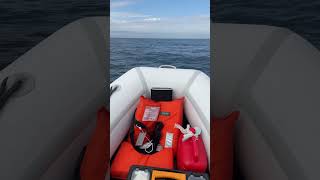 Sessi̇ze Aldim Dünyayi. Yemin Ediyorum Huzur  Resimi