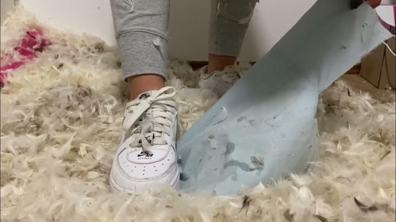 Feather pillows destroy Daunenkissen zerfetzten YouTube