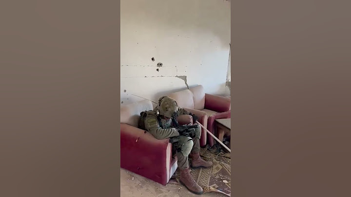 Israeli soldier mimics Yahya Sinwar's final moments