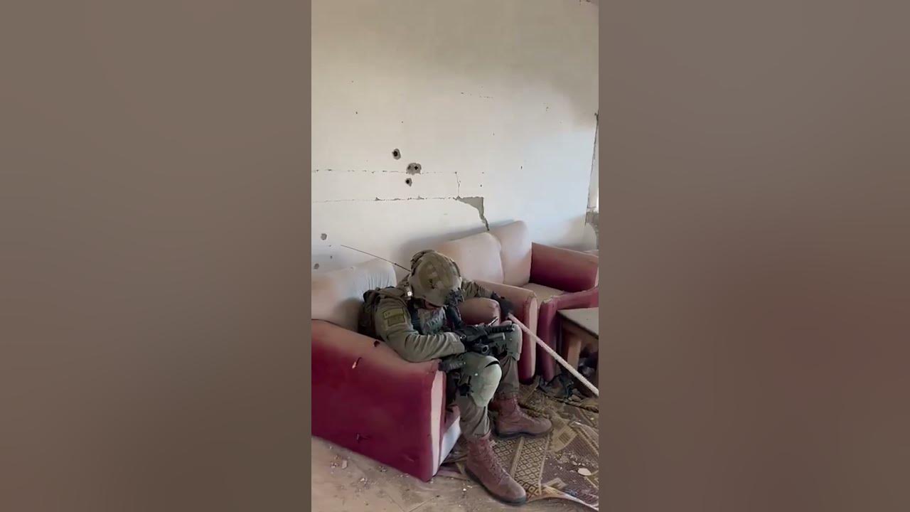 Israeli soldier mimics Yahya Sinwar's final moments Israeli soldier mimics Yahya Sinwar's final moments