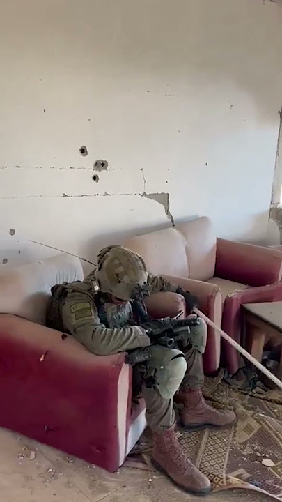 Israeli soldier mimics Yahya Sinwar's final moments