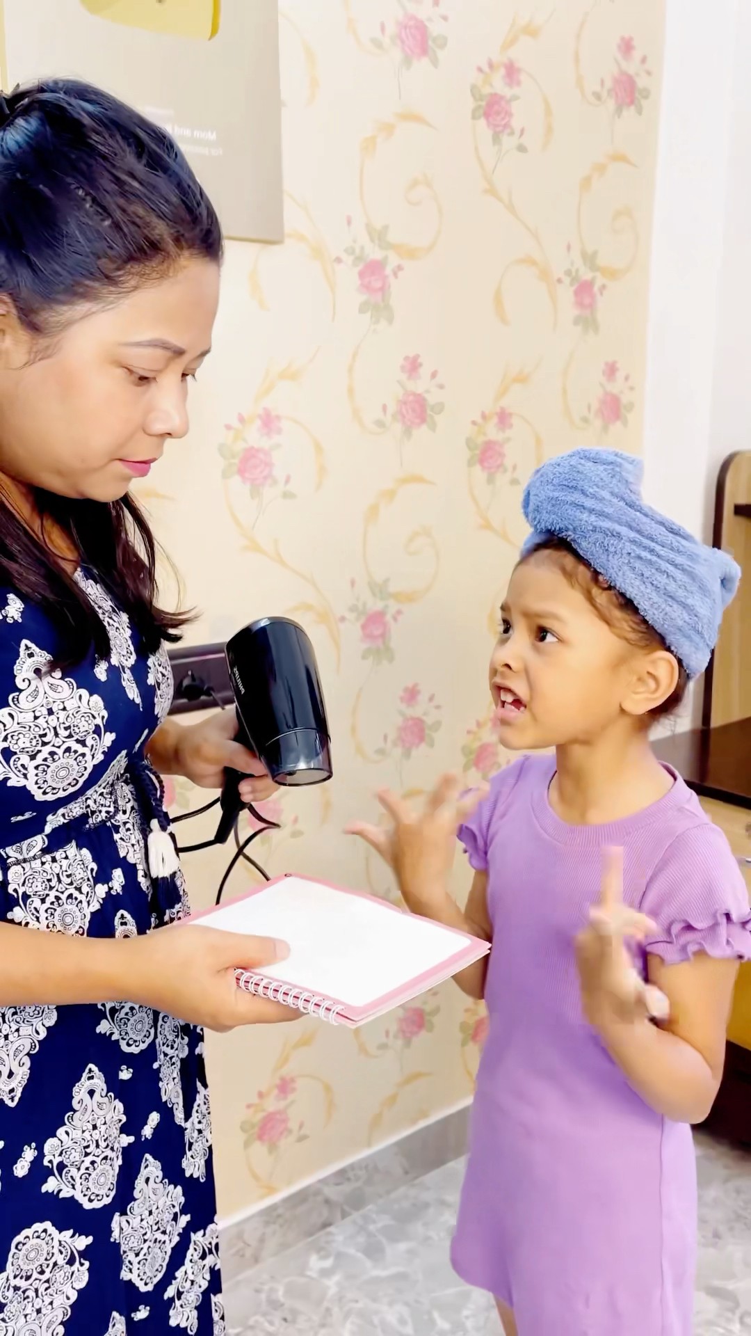 Mummy Ne Book Mai Pani Gira Di
