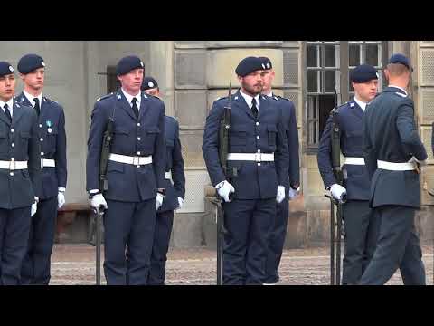 Βίντεο: Αλλαγή της φρουράς στη Στοκχόλμη, Σουηδία