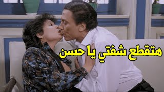 يابت ماتبقيش زي الفرخة تبيض وتحزق للتاجر🤣شوفوا عادل امام لما عايدة راحت تزورة عمل فيها ايه في القسم