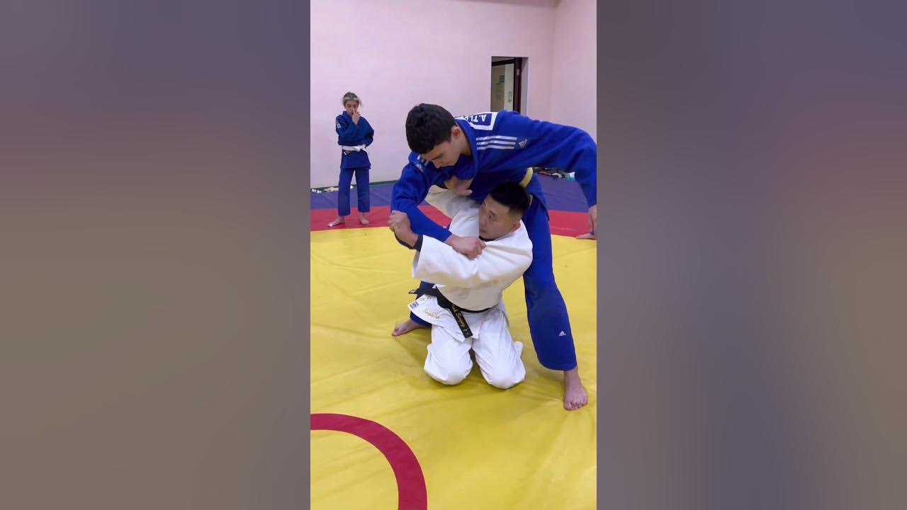 Бросок через спину с колен дзюдо
