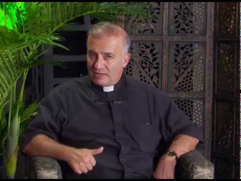 Entrevista Padre Angel Espinosa de los Monteros - YouTube