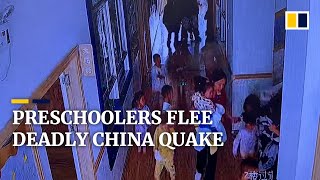 Rekaman video menunjukkan evakuasi cepat sebuah taman kanak-kanak di Tiongkok di tengah gempa bumi dahsyat di Sichuan.