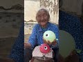 Una tarde normal, los pececitos de globo hechos por la abuela se divierten mucho