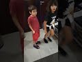 As crianças se divertem no shopping difícil escolher um brinquedo #Shopping