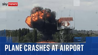 小飛機墜毀倫敦機場　起火燃燒竄黑煙