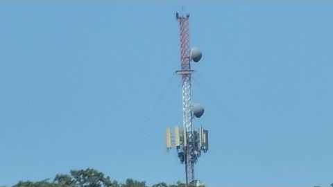 Guyed cell tower with an FH-308 xenon strobe and a 300mm beacon