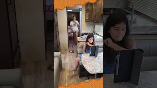  Quando vc se assusta com a própria voz | Família Maria Clara e JP #shorts 