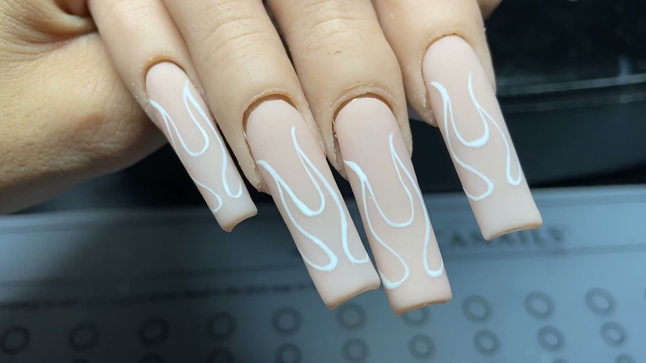 How To Do The Outline French Manicure Trend All Over Social Media