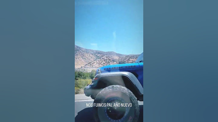 Connie Moll viaja descalza en su auto