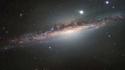 Edge-On View of Spiral Galaxy Reveals 'Odd Twists' - DayDayNews