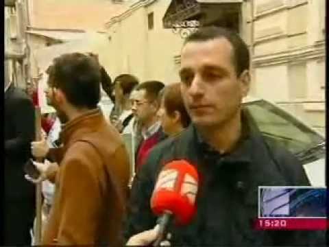 ოპოზიციის წევრებმა პროტესტი სიმბოლურად გამოხატეს და დაზიანებულ მონაკვეთზე ასფალტი დააგეს.