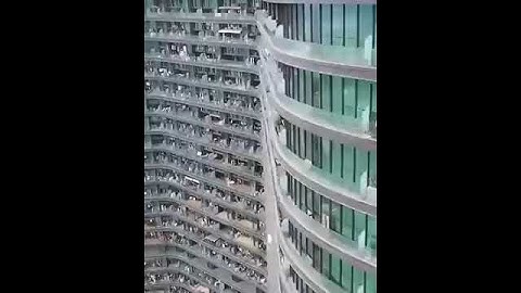 Çin'de 20.000 kişinin yaşadığı, içerisinde süpermarketler, eczaneler ve mağazalar olan bir bina...