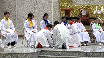 Nghi thức rửa chân trong Thánh lễ Tiệc Ly dành cho các em Thiếu Nhi Gx Tân Phú,TGP Sài Gòn 17/4/2025