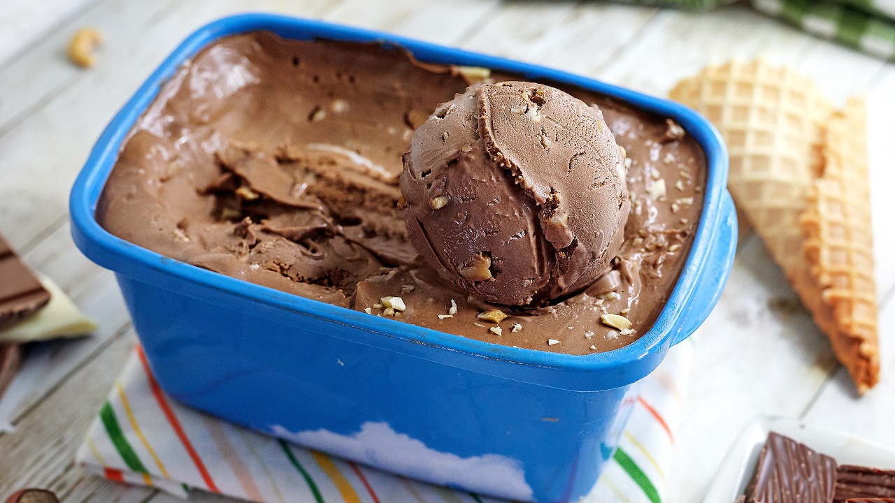 SORVETE CASEIRO DE CHOCOLATE FEITO “A MÃO”, DE FORMA NATURAL E SEM BATEDEIRA