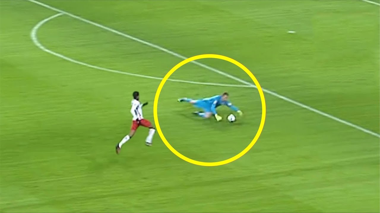 Hukuman Pemain yang Memegang Bola di Dalam Kotak Penalti: Analisis Aturan, Implikasinya, dan Perdebatan Sekelilingnya