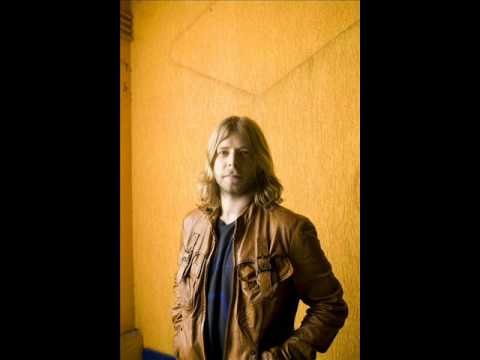 Wes Carr - Streetlight Is The Moon