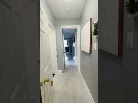 Video: Priestranný biela trojizbový apartmán s výraznými štipkami farieb