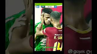 Tes ksabaran Ricky kambuaya diuji wahyu subo seto saat pertandingan persebaya menghadapi bayangkara